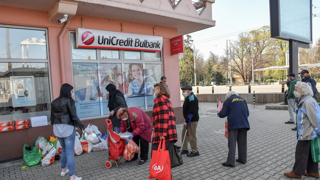 Доброволци раздават храна и козунаци на Орлов мост в София