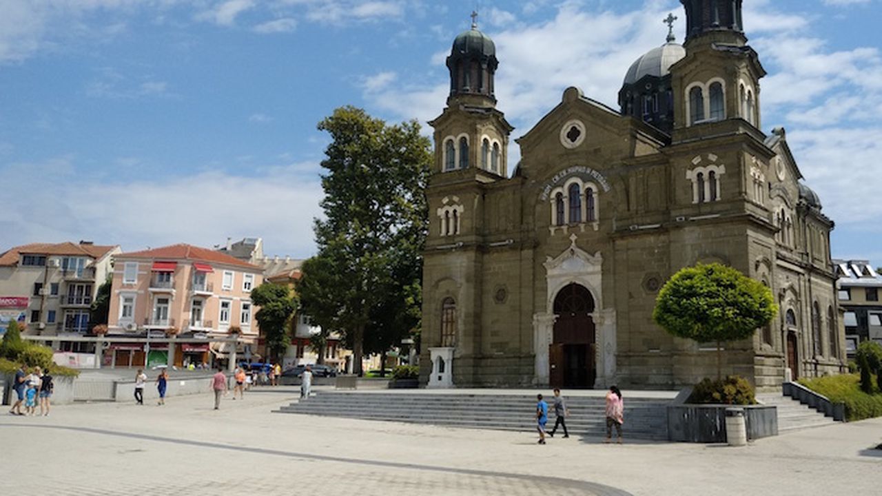 Реставрират фасадата на знаковия бургаски катедрален храм „Св. св. Кирил и Методий“