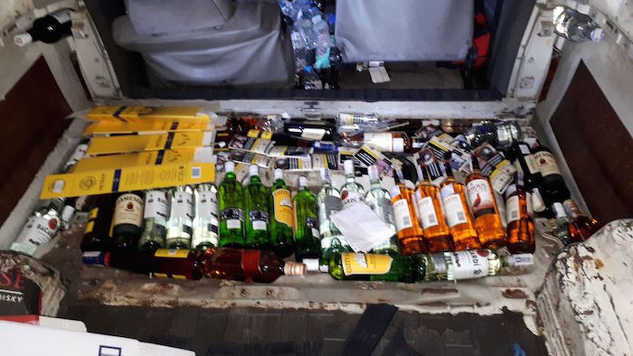 Алкохол, скрит в двойното дъно на микробус, е задържан в района на ГКПП "Кулата"