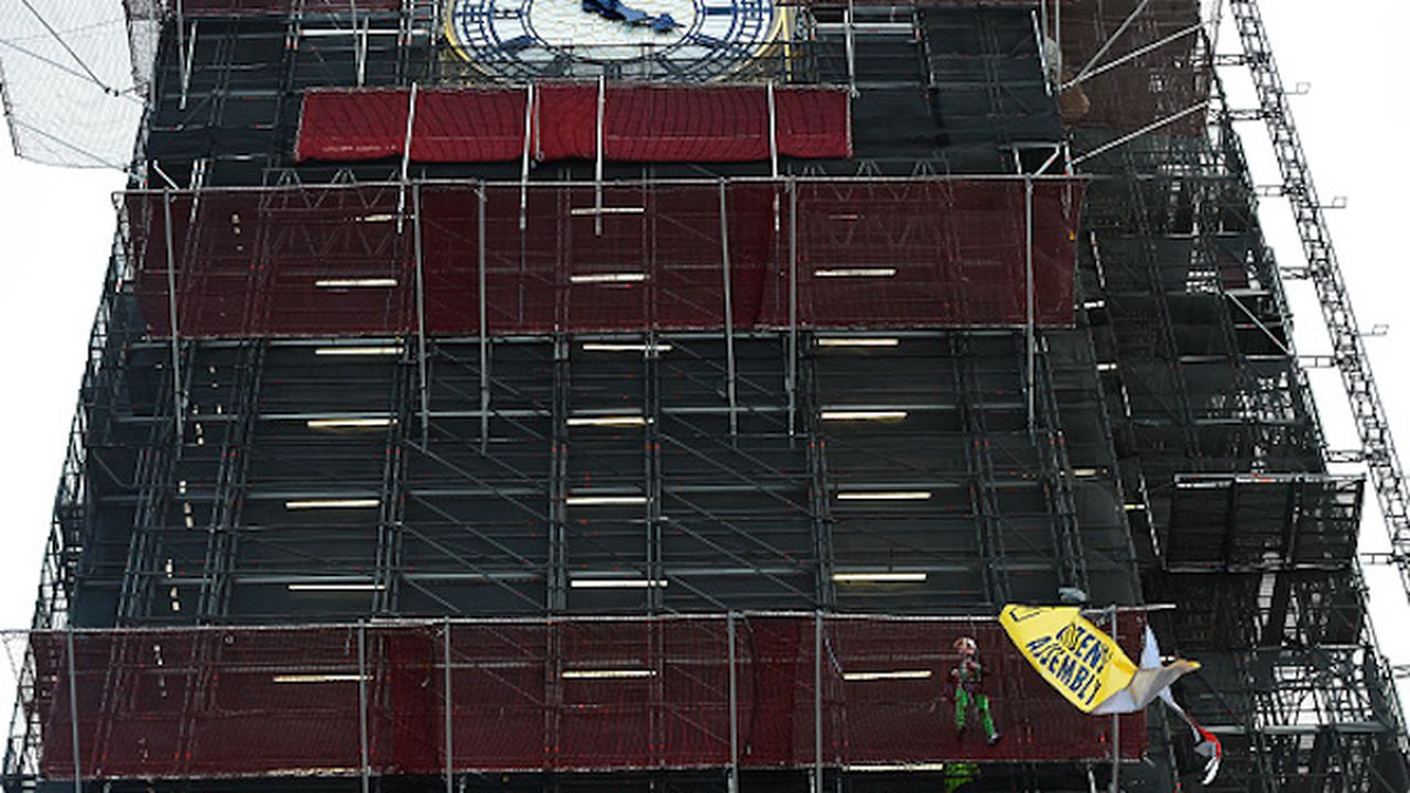 Маскиран като Борис Джонсън еколог се опита да изкатери Биг Бен