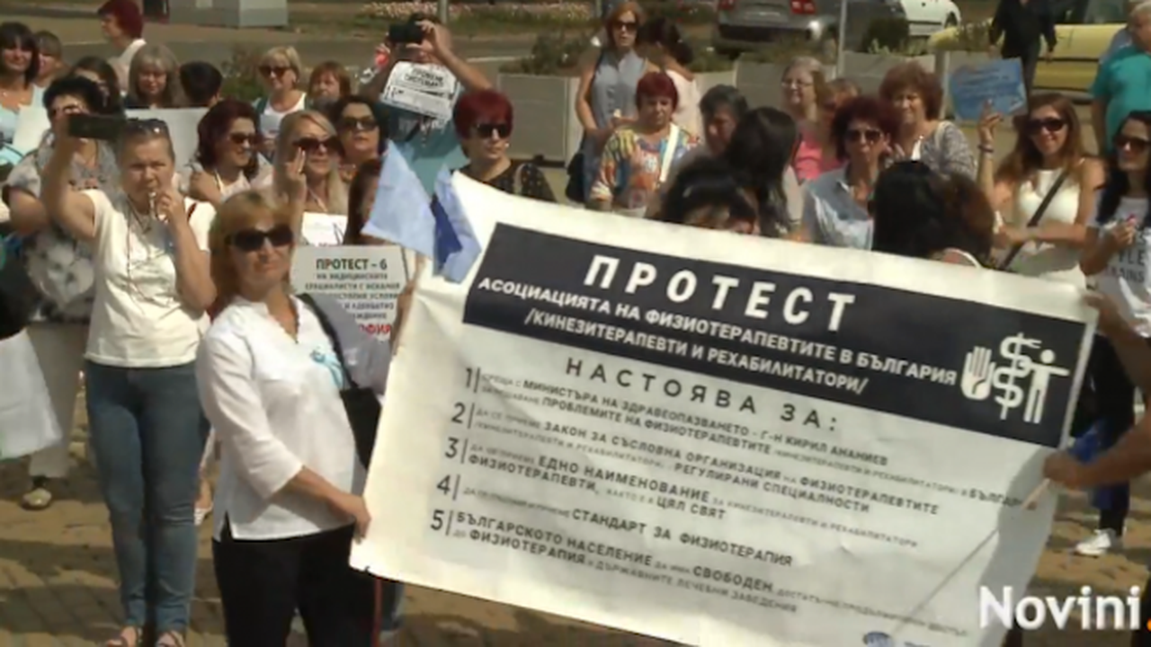 Медиците посрещат депутатите с палатков лагер