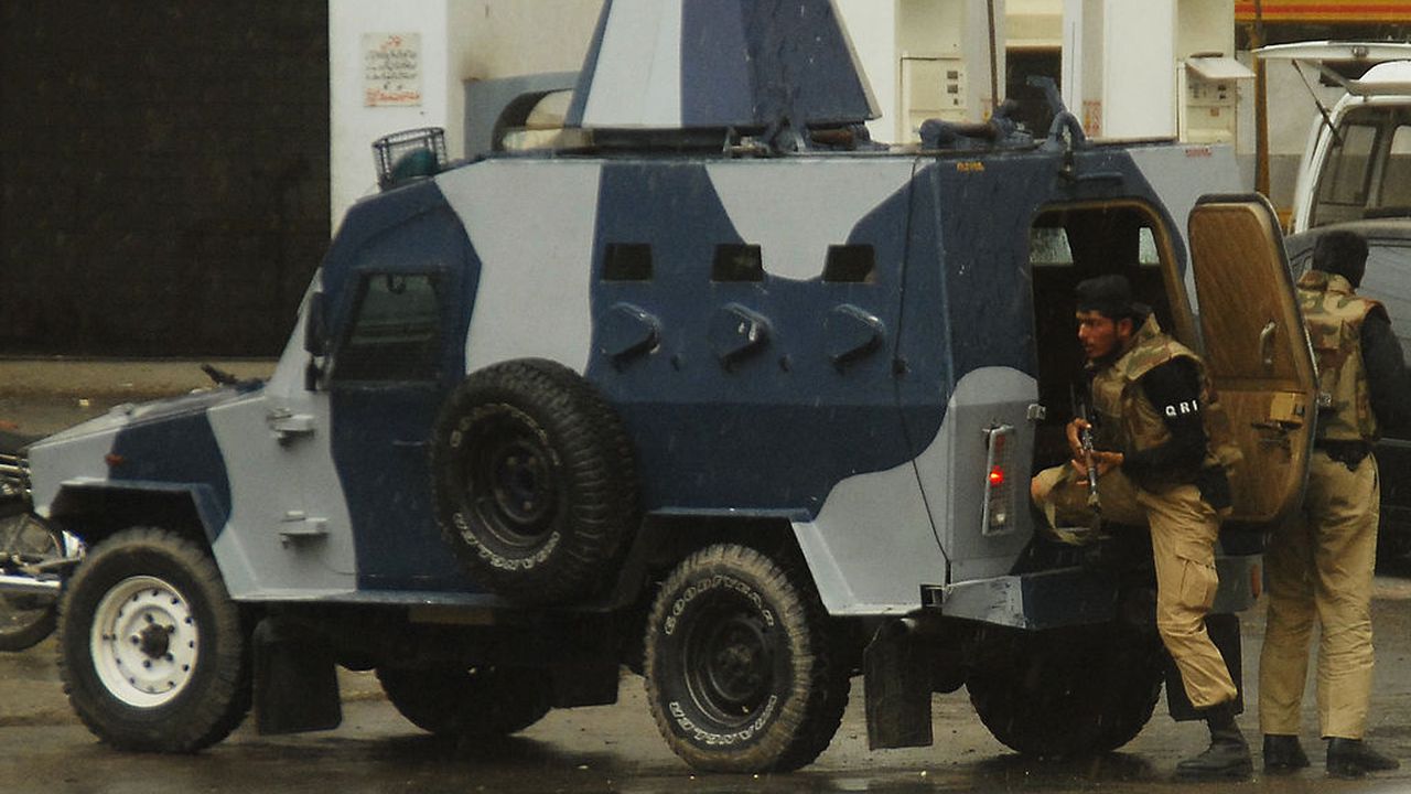 Въоръжени мъже атакуваха днес луксозен хотел в Пакистан