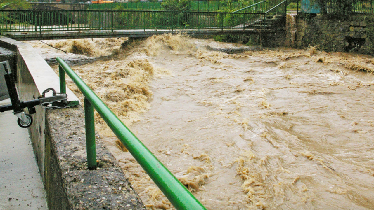 Започна корекция на коритото на река Чая заради пропаднала подпорна стена