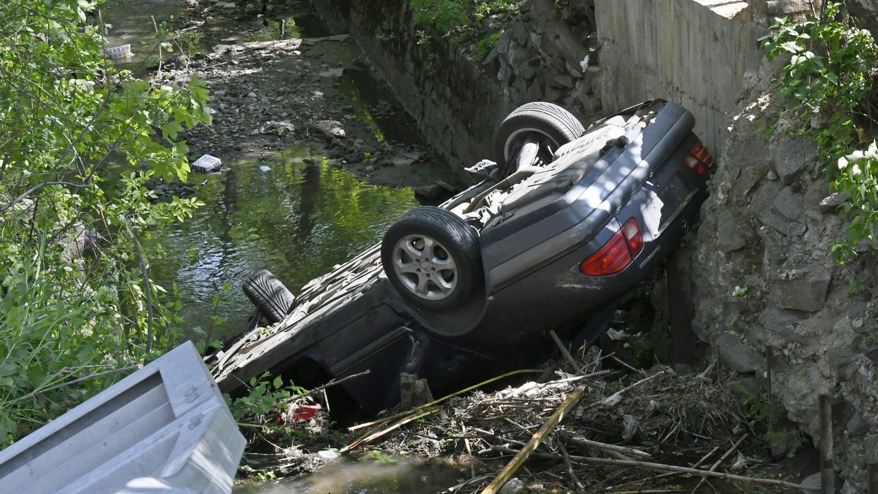 Момче и момиче пострадаха край Урвич, след като колата им се преобърна в дере