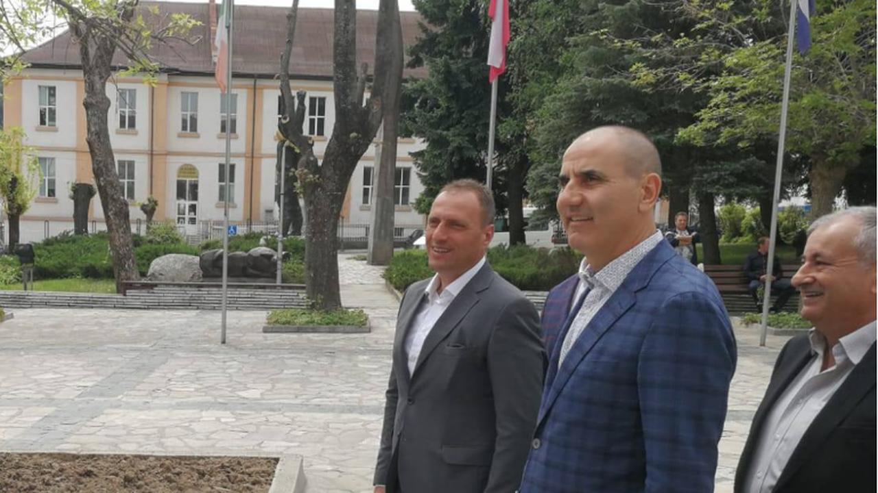 Цветанов и кандидатите за евродепутати Андрей Новаков, Асим Адемов и Илия Лазаров участваха в откриването на реновирана детска площадка в Добринище