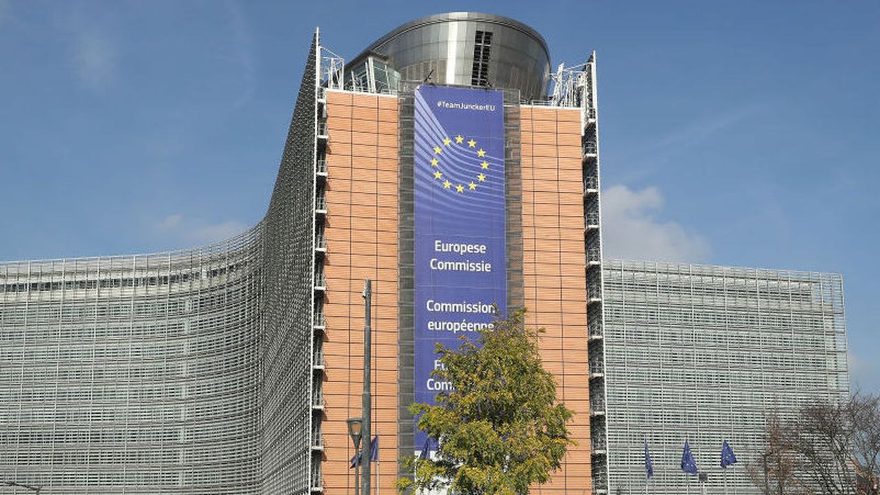 Еврокомисар изключи възможността за отпадане на мониторинга върху съда в България до есента