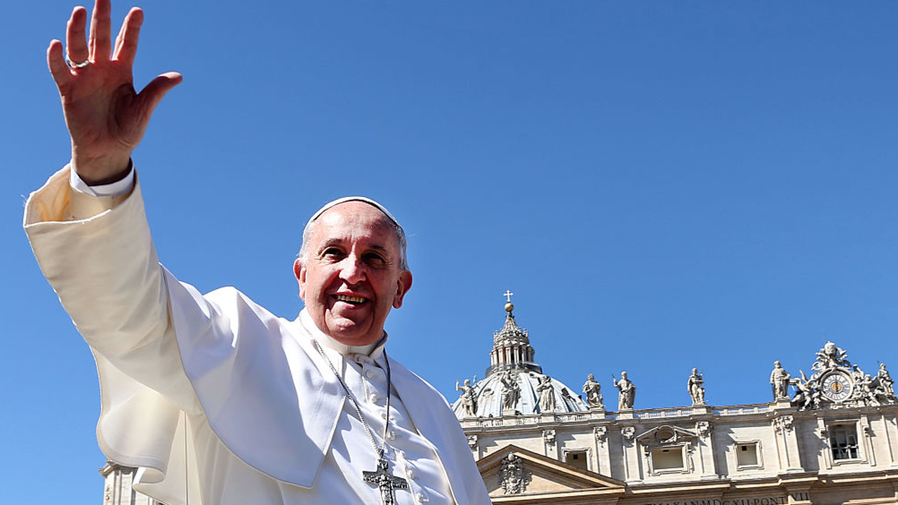 Папа Франциск дари 500 хиляди долара на мигранти