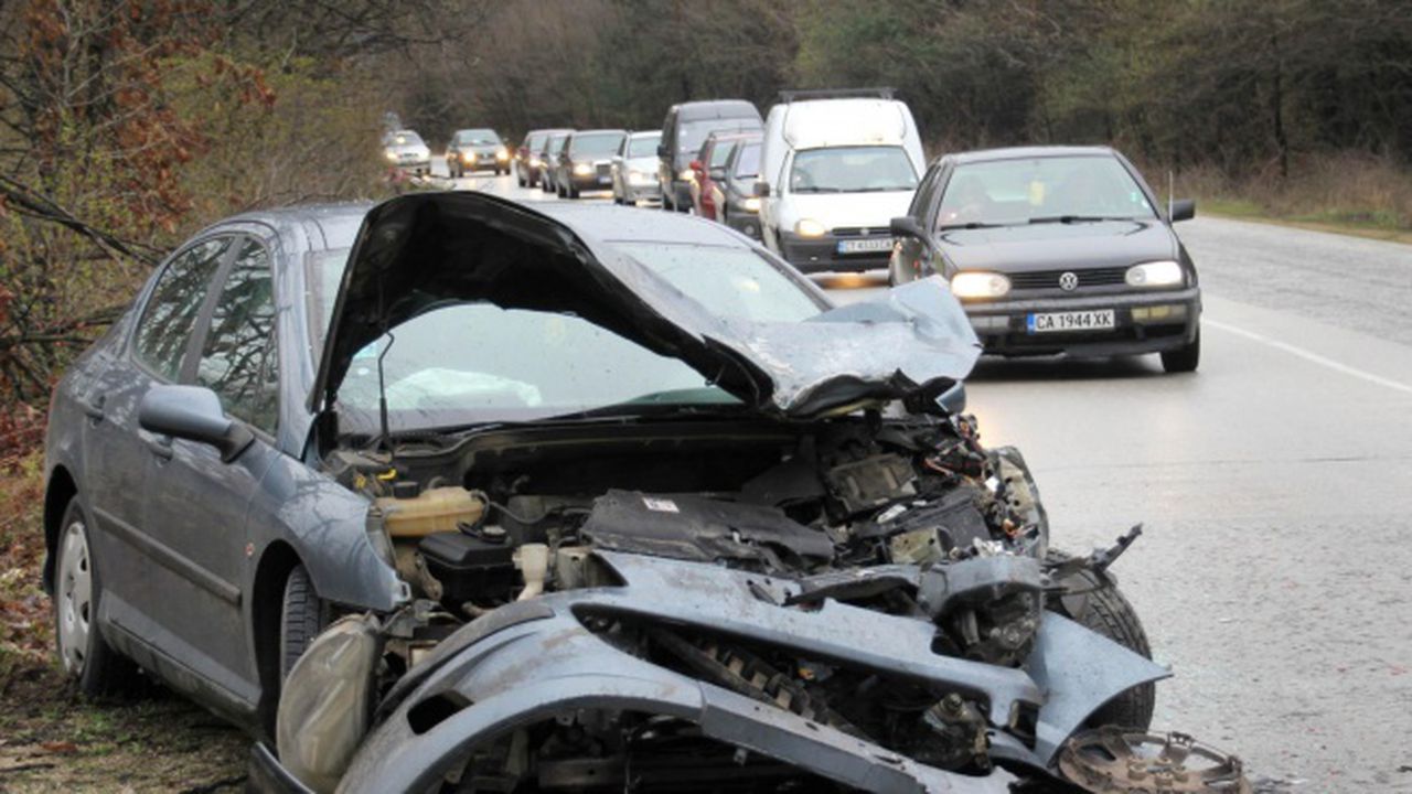 България е единствена в света, в която се иска диплома за шофьорски курс