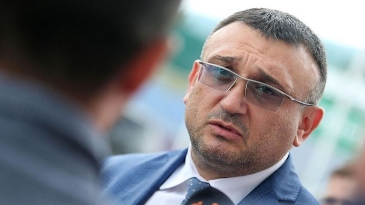 МВР министърът: Запалиха телефона ни със сигнали за Божков