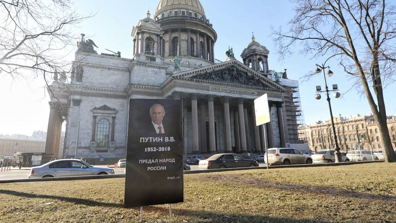 Надгробна плоча на Путин се появи пред катедралата “Св. Исаак” в Санкт Петербург