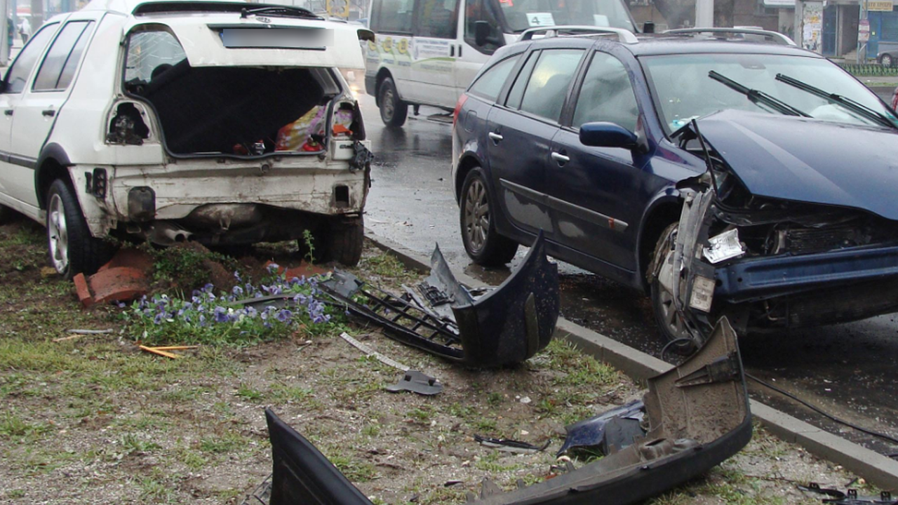Катастрофа на кръстовище в Сливен, жена е пострадала