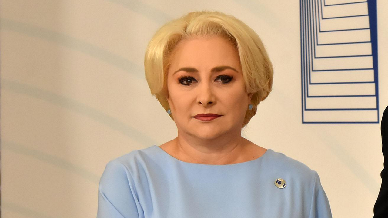 Румънско издание: Страната гори, а Дънчила лети и също иска шапка от американците