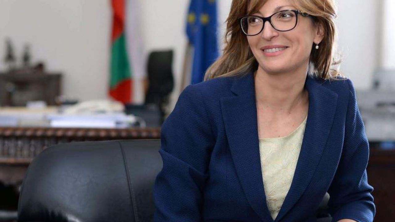 Захариева ще присъства на валидиране на юбилейна пощенска марка по случай 15-ата годишнина от членството на България в НАТО