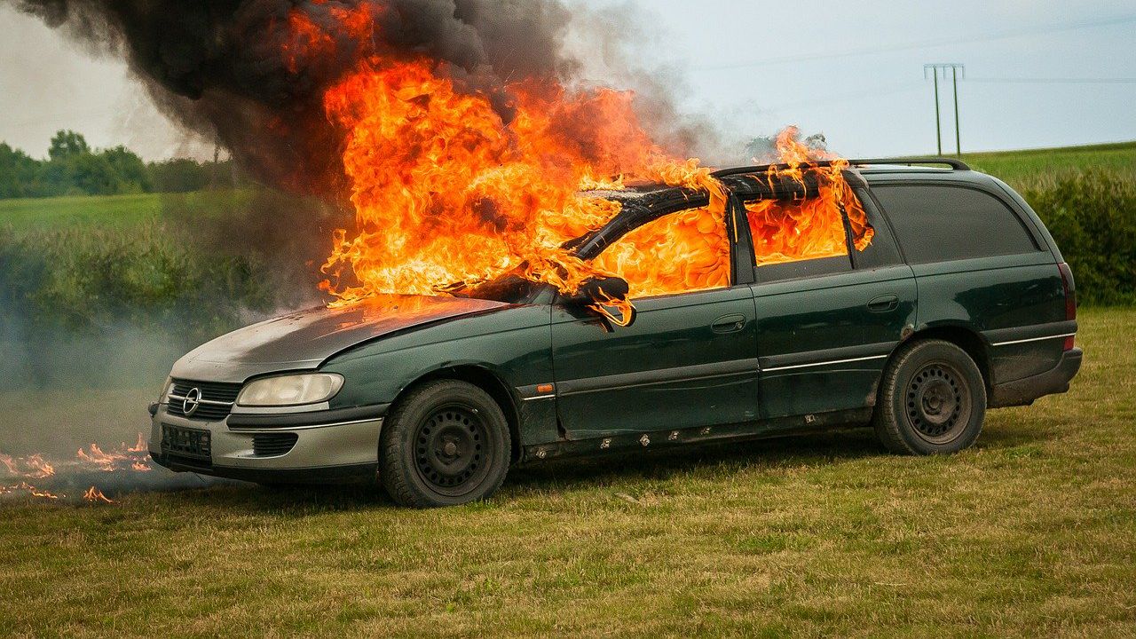 Гори депо за бракувани коли в Пловдив