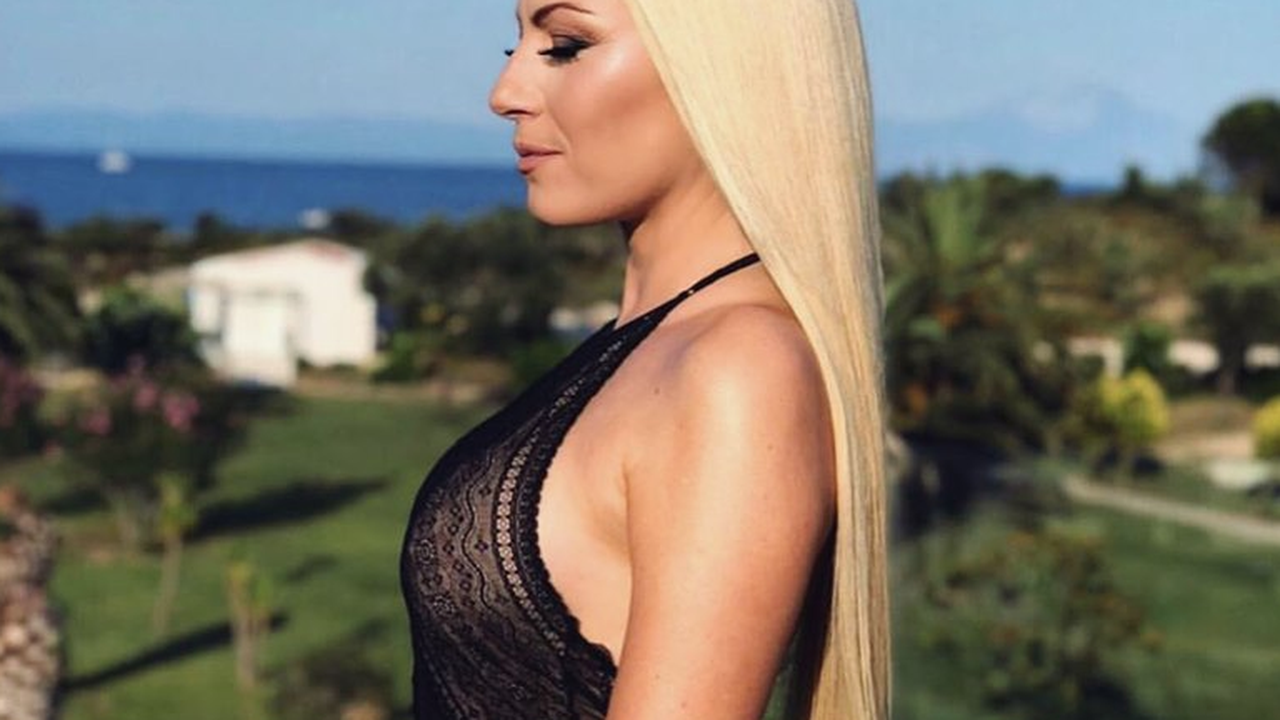 Камелия се пусна чисто гола в мрежата