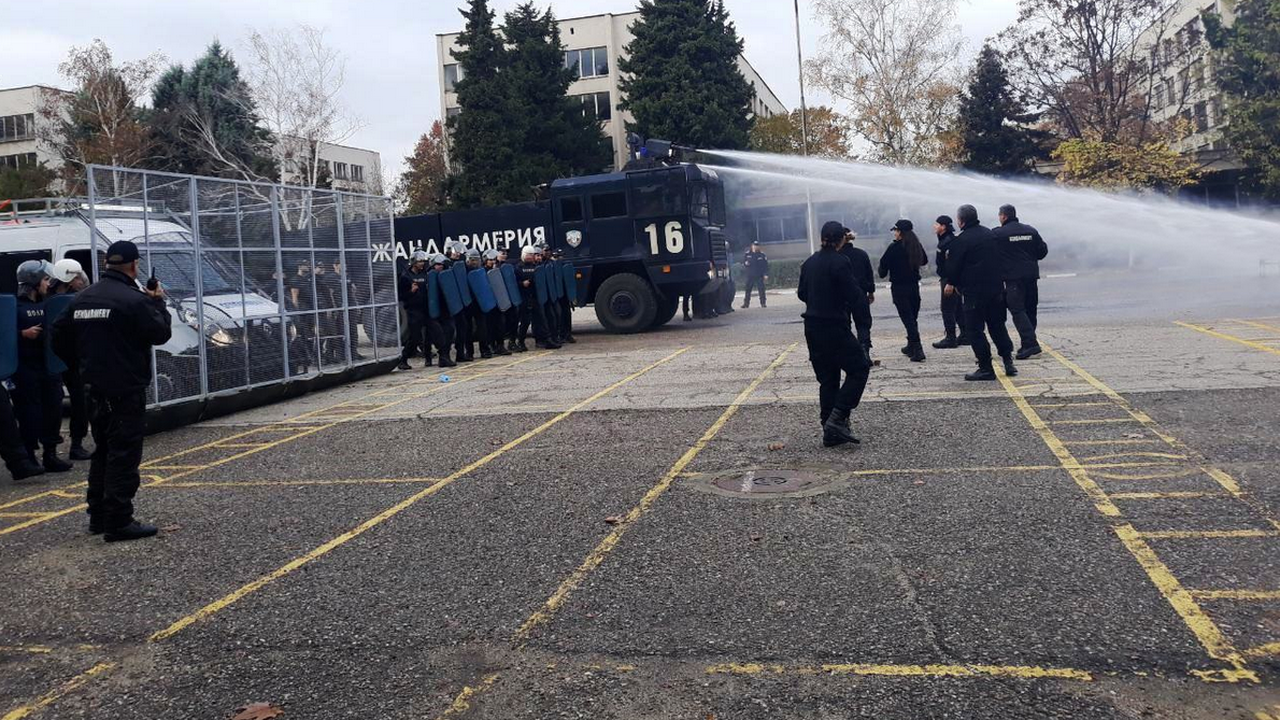Стажант-полицаи от Пазарджик проведоха практическо занятие