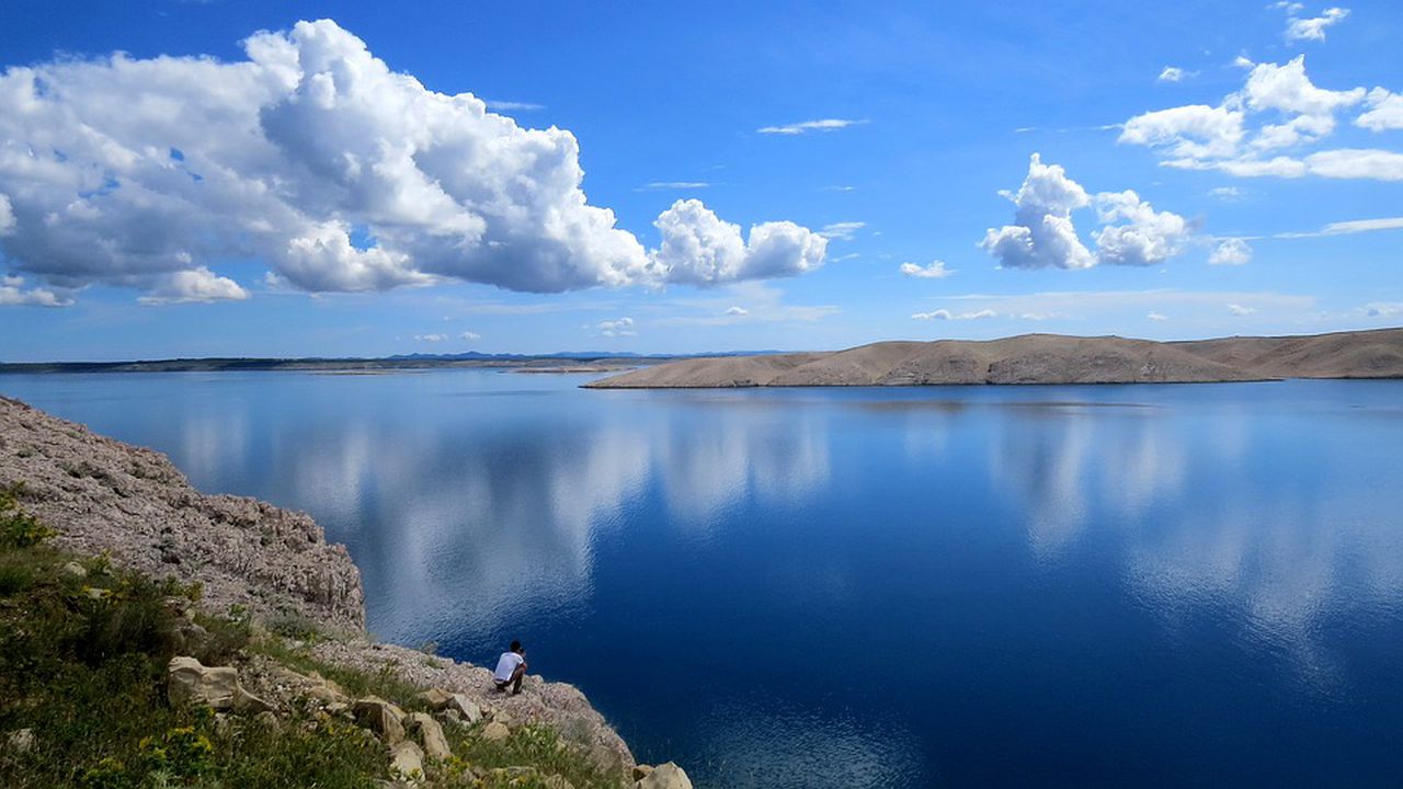 Бебе и малко дете загинаха при преобръщането на лодка с мигранти край остров Хиос