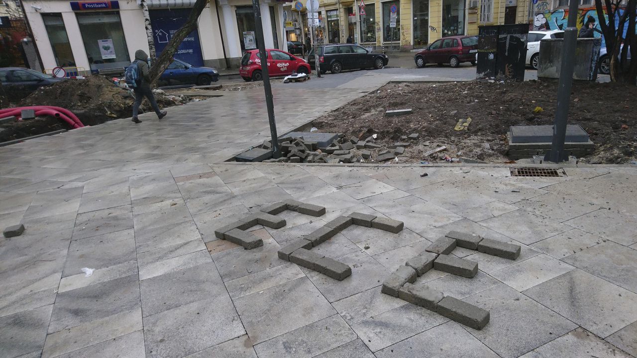 Надпис "ЕСЕ" от плочки се появи в градинката на "Свети Седмочисленици" (снимки)