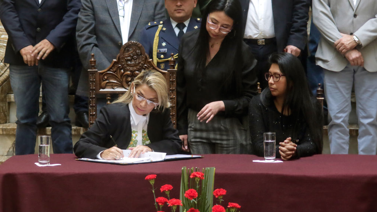 Президентката на Боливия подписа закона за организиране на нови избори