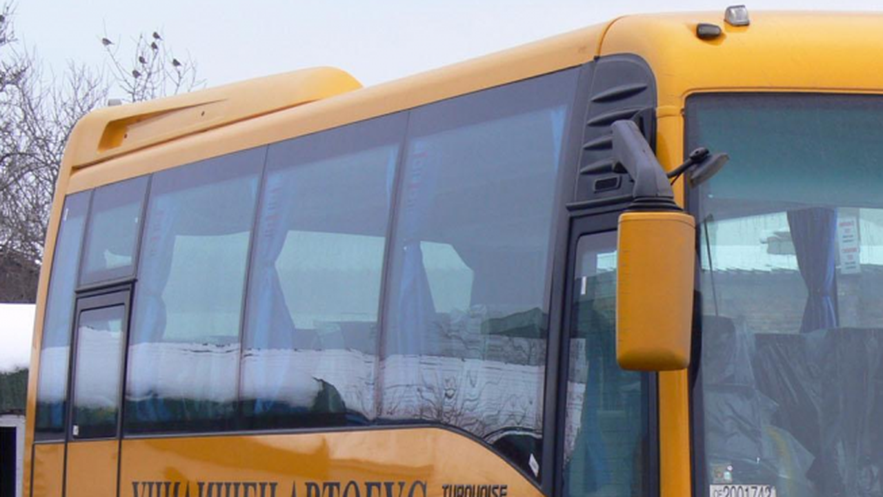 Две училища в Свищов получиха нови автобуси