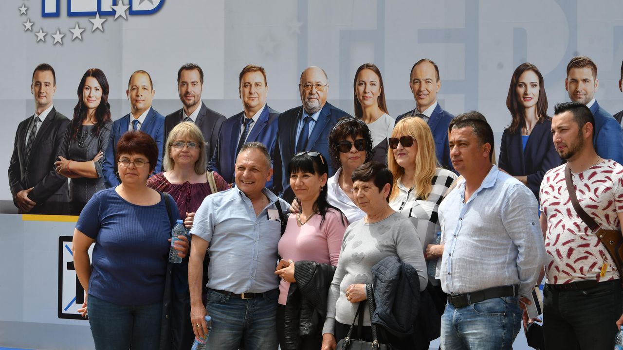 Симпатизанти на ГЕРБ пристигат за предизборно събитие в зала „Арена Армеец“
