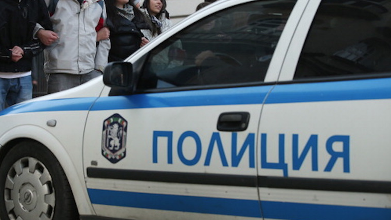 Спипаха 19-годишен с пистолет, маска и полицейска тениска