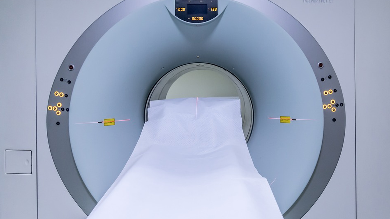 Лекари забравиха пациентка в скенер, държаха я вързана 6 часа