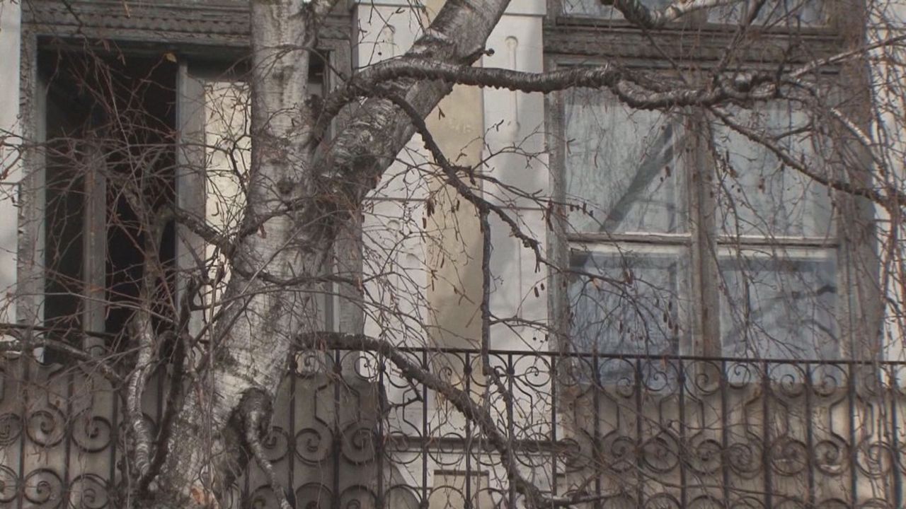 Още една сграда, паметник на културата, тъне в разруха