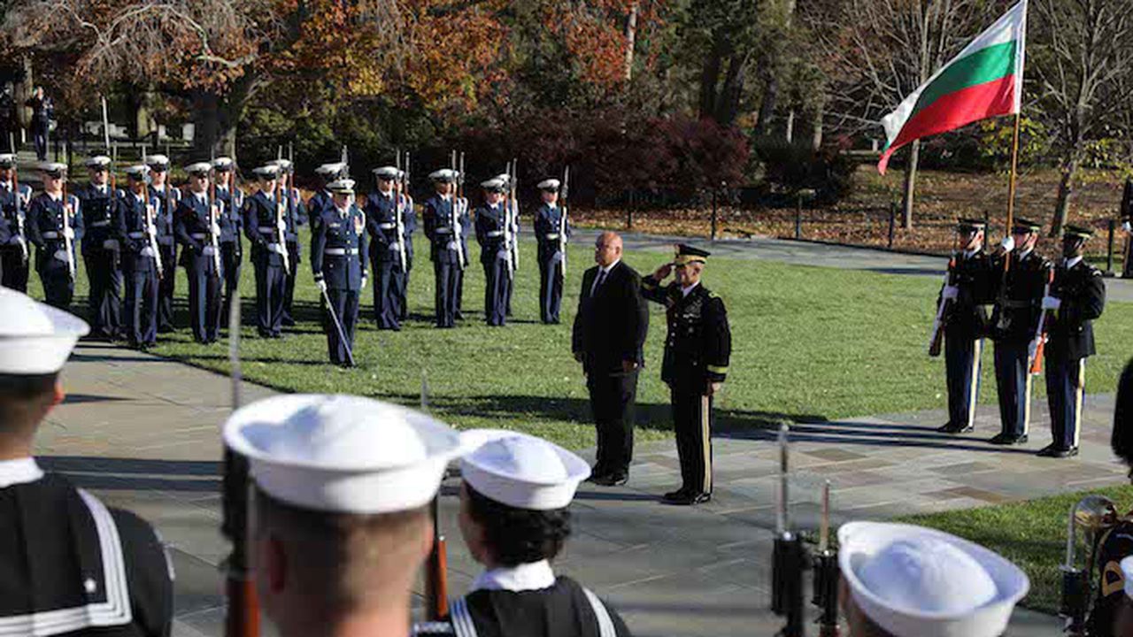 Премиерът Бойко Борисов поднесе венец на Мемориала на незнайния воин в "Арлингтън"