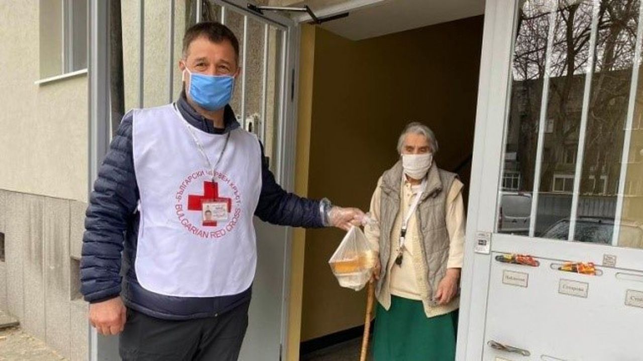 Над 180 семейства получиха хранителни продукти от Общинската хранителна банка в Сливен