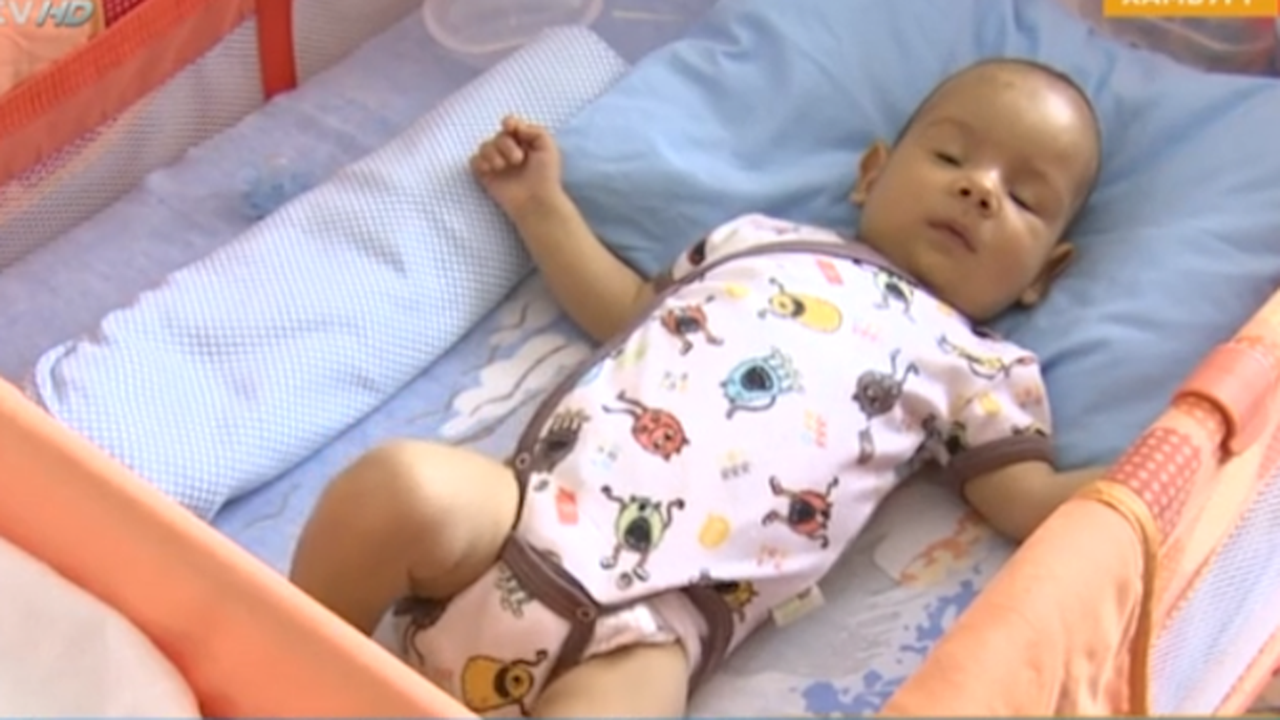 Животоспасяващата трансплантация на бебето Алекс е преминала успешно