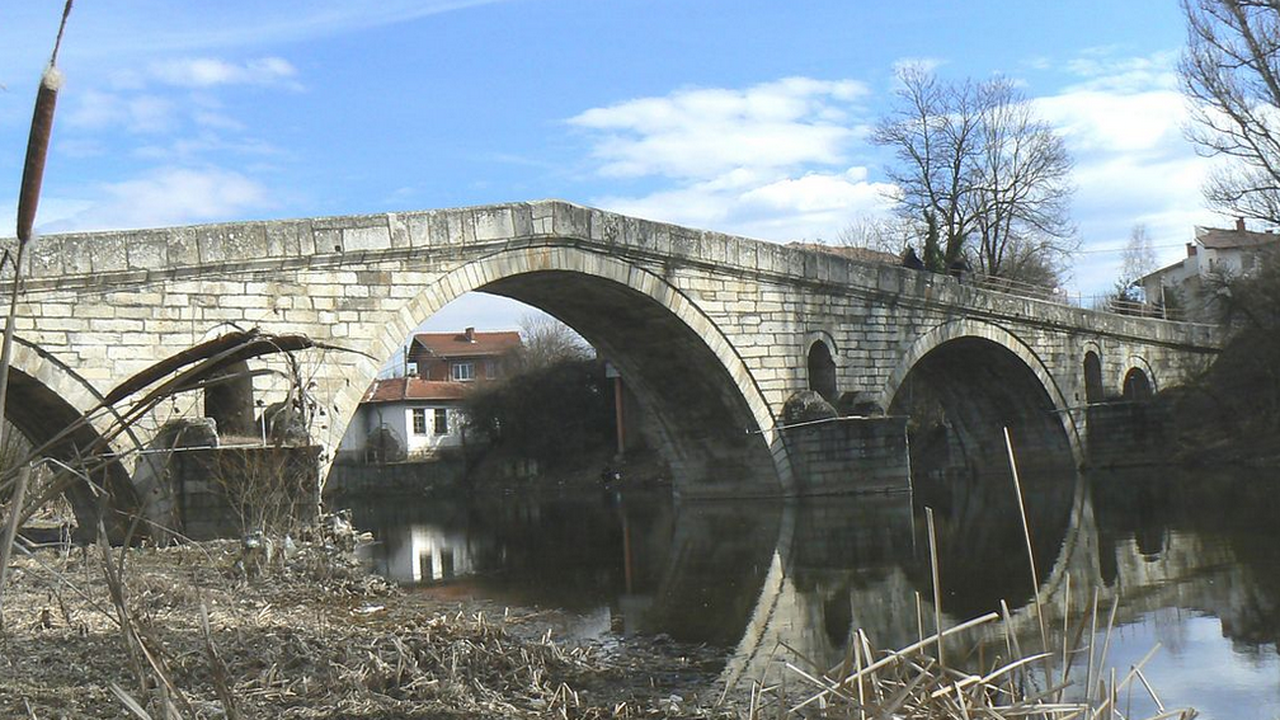 Реставрират историческия Кадин мост