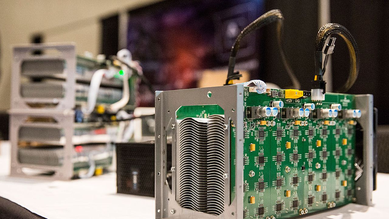 От EVN намериха нелегално вързани копачки за криптовалута, скрити във фургони