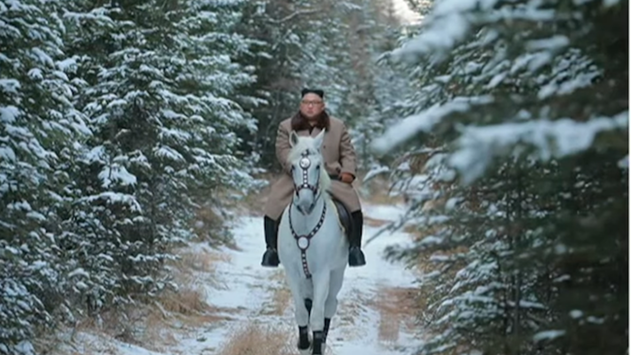 Ким Чен Ун изкачи свещената планина Пектусан