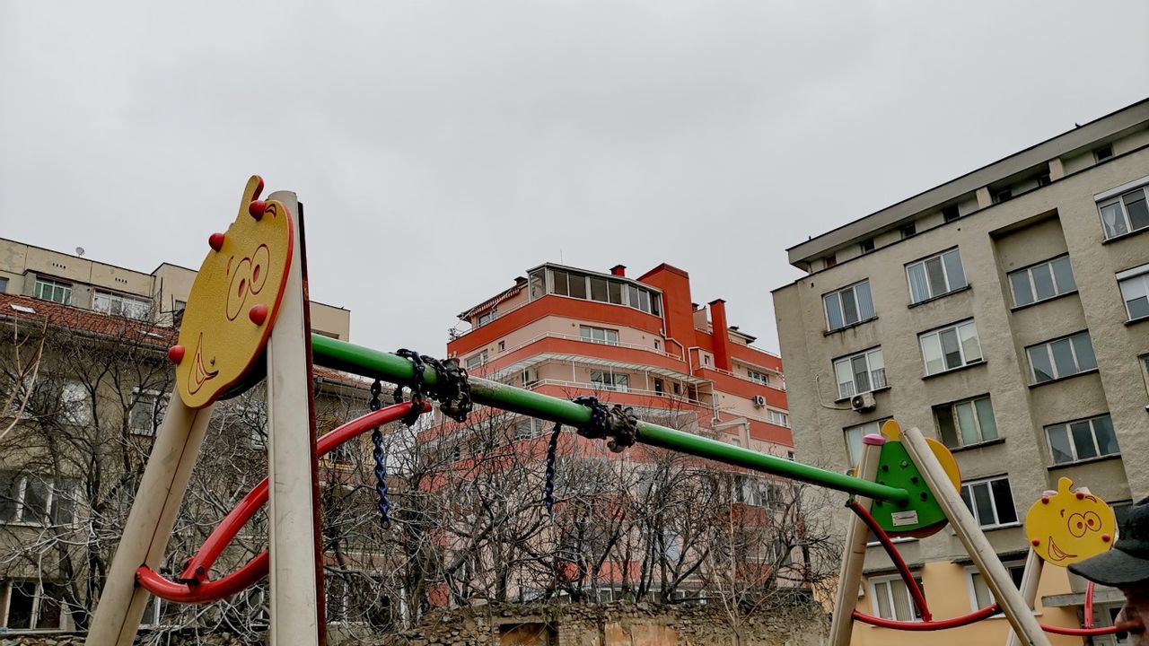 Щети за десетки хиляди нанасят вандали на детските площадки в Стара Загора (снимки)