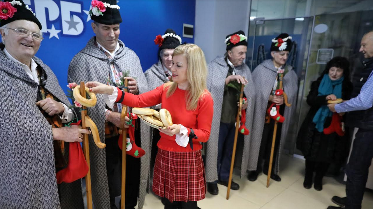 Посрещнаха коледари в централния офис на ГЕРБ в Русе