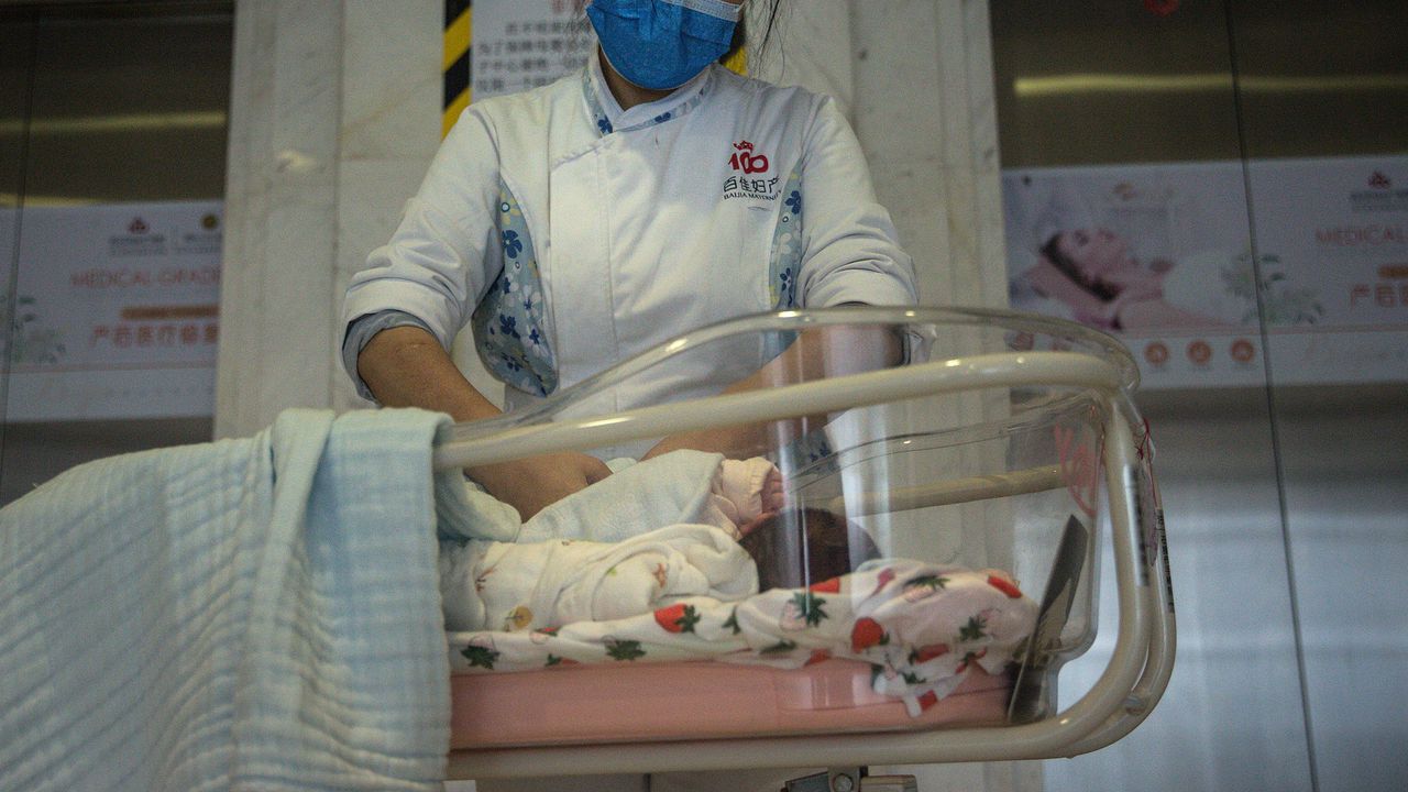 Две жени с COVID-19 родиха здрави бебета в Перу