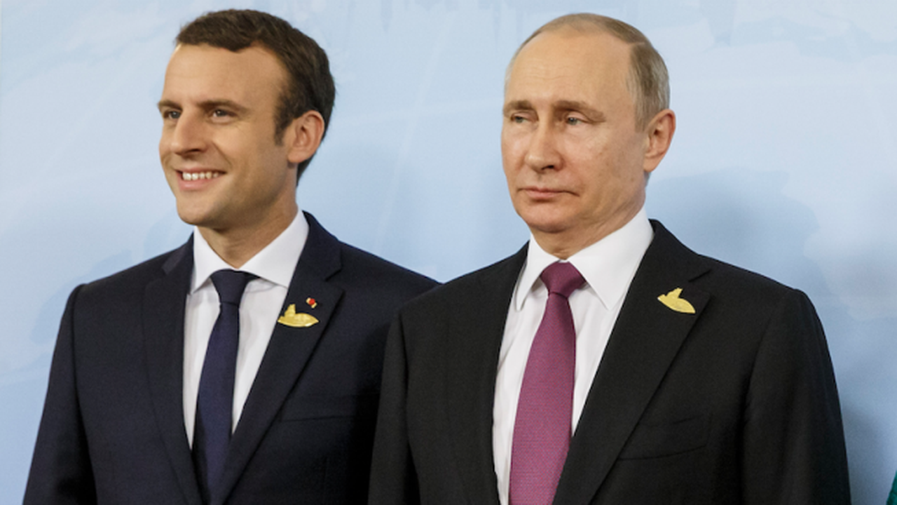 Владимир Путин заминава за работна среща с Еманюел Макрон