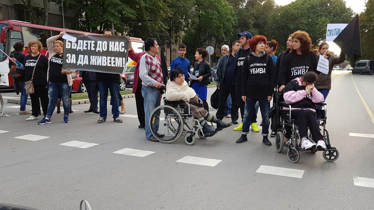 Майки излизат на протест пред Министерския съвет