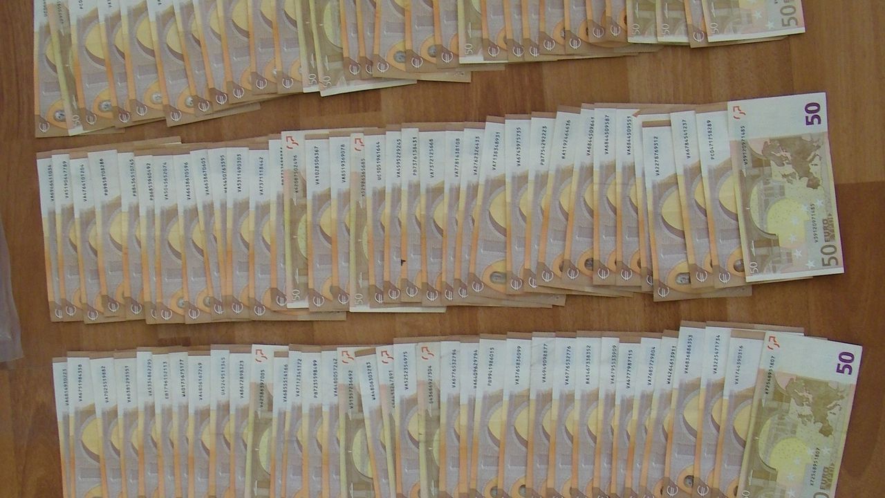 Закопчаха шофьор на автобус с 290 000 недекларирани евро на ГКПП „Калотина“