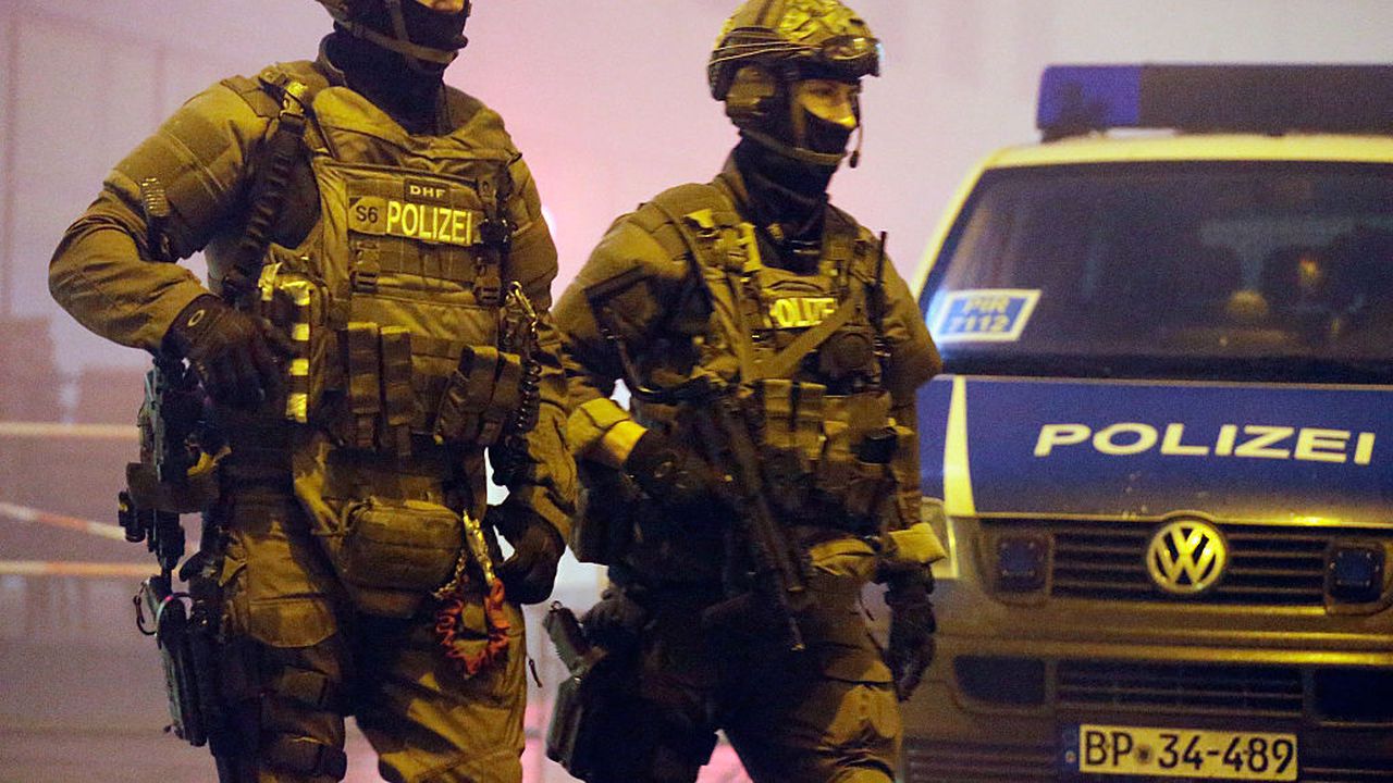 Мигранти нападнаха полицаи, заради открито тяло в германски център за настаняване