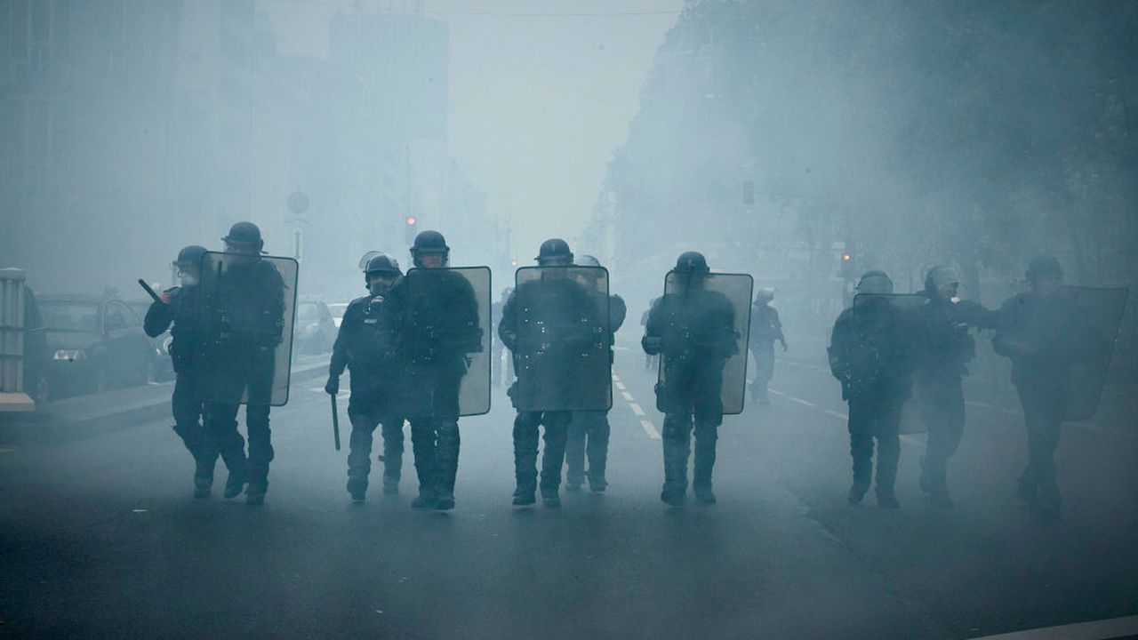 Сблъсъци и арести на протестите на "жълтите жилетки" във Франция