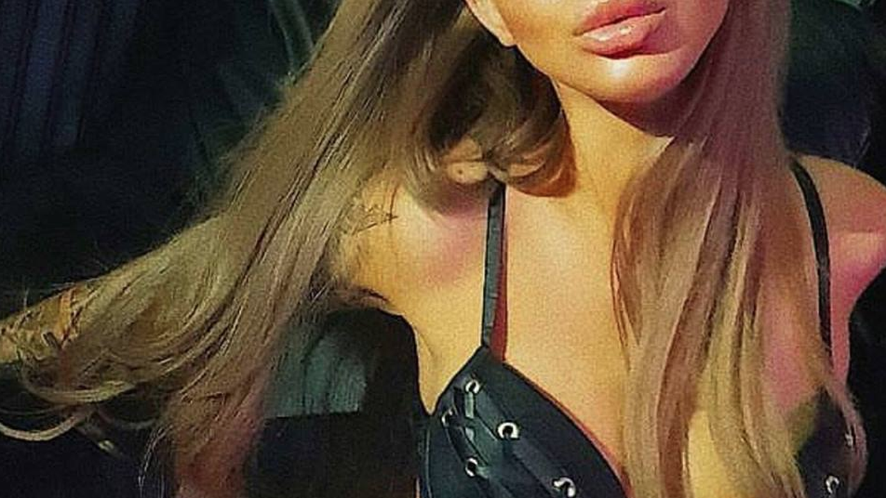 Сузанита си показа силиконовите цици