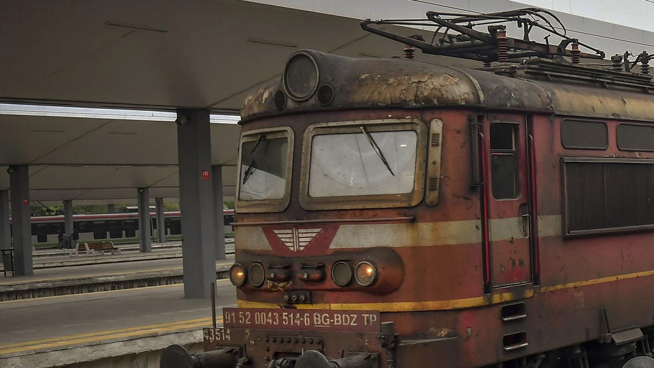 БДЖ спира 14 пътнически влака до 20 октомври