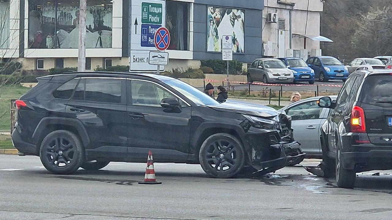 Катастрофа е станала на кръстовището между бул. Александър Малинов“ и