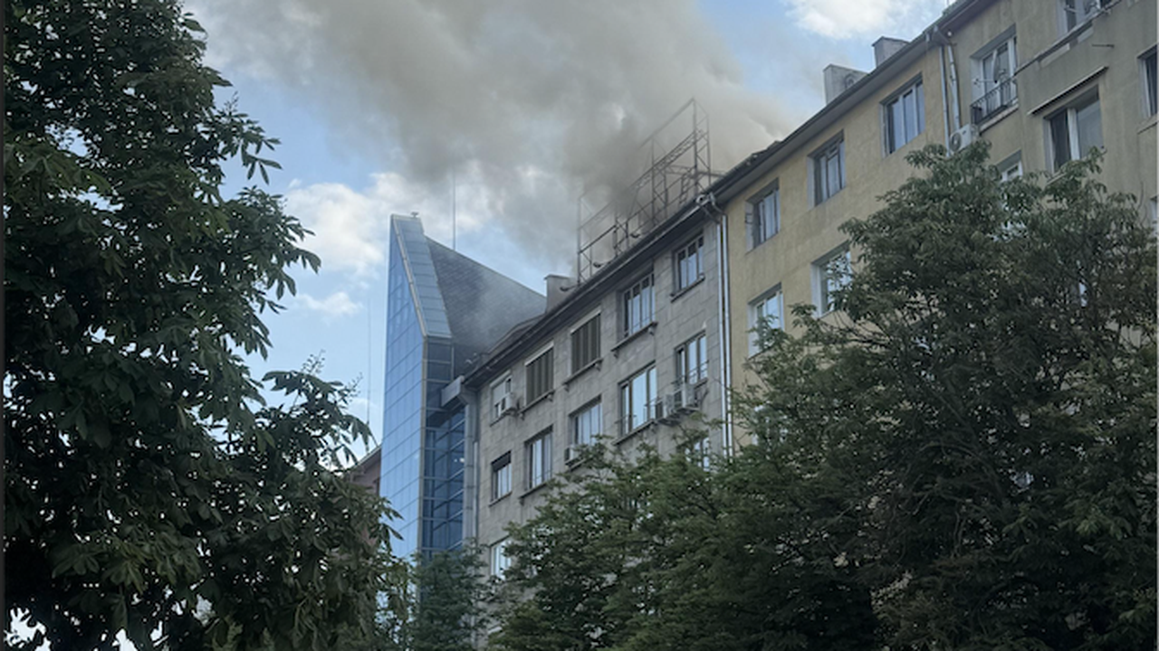 Пожар пламна в сграда на столичния бул. Витоша, съобщиха за