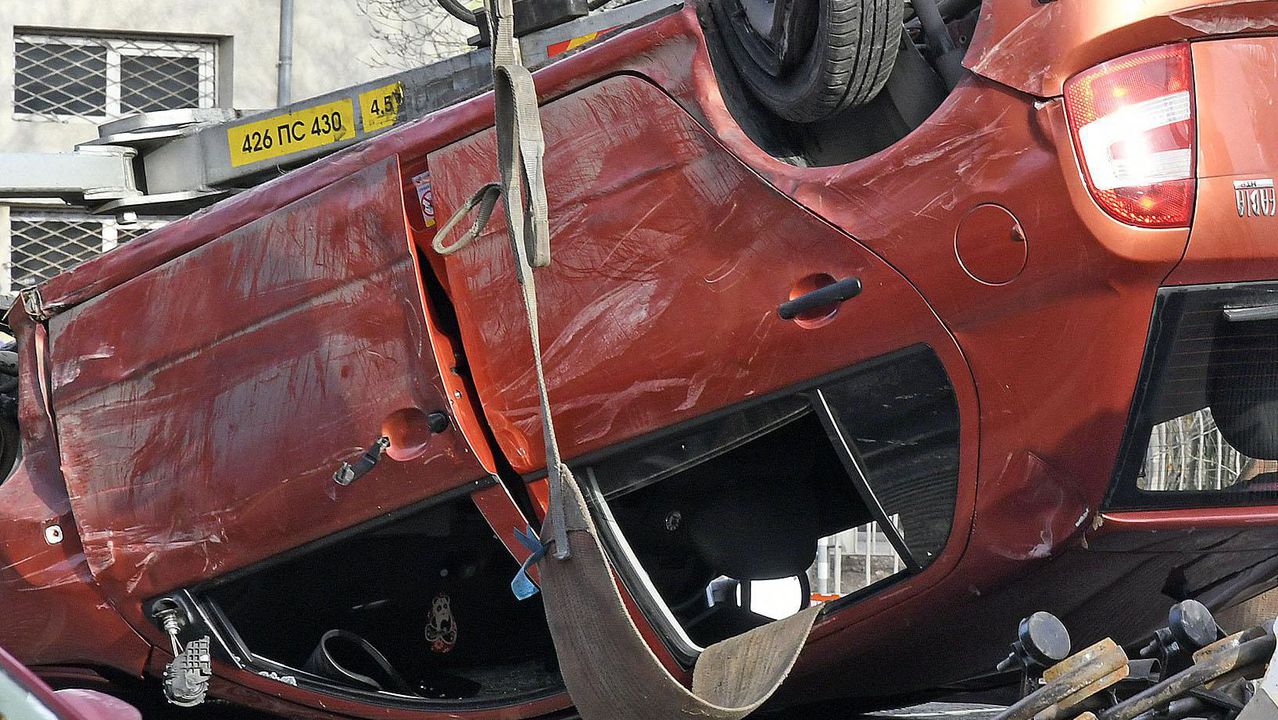 Кола се обърна по таван на Владая в посока София.