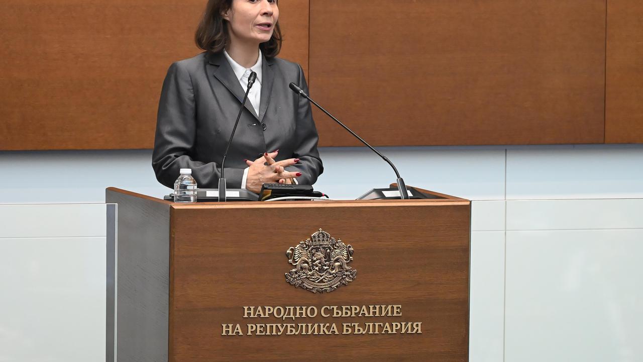 Извинявайте, но оня ден докато даваше цветя на Дара и