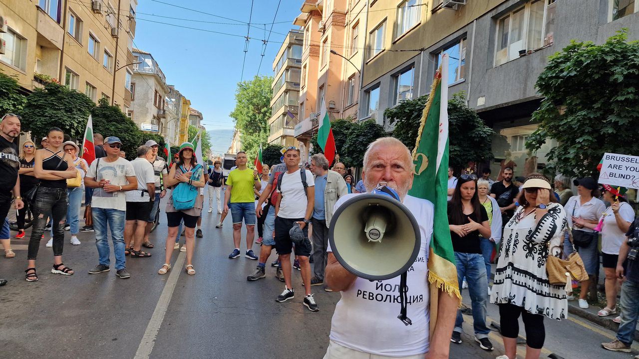 Протестът в София срещу еврото, който се оказа незаконен, приключи
