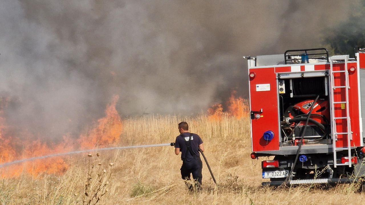 В момента всички екипи, които се борят с огъня в